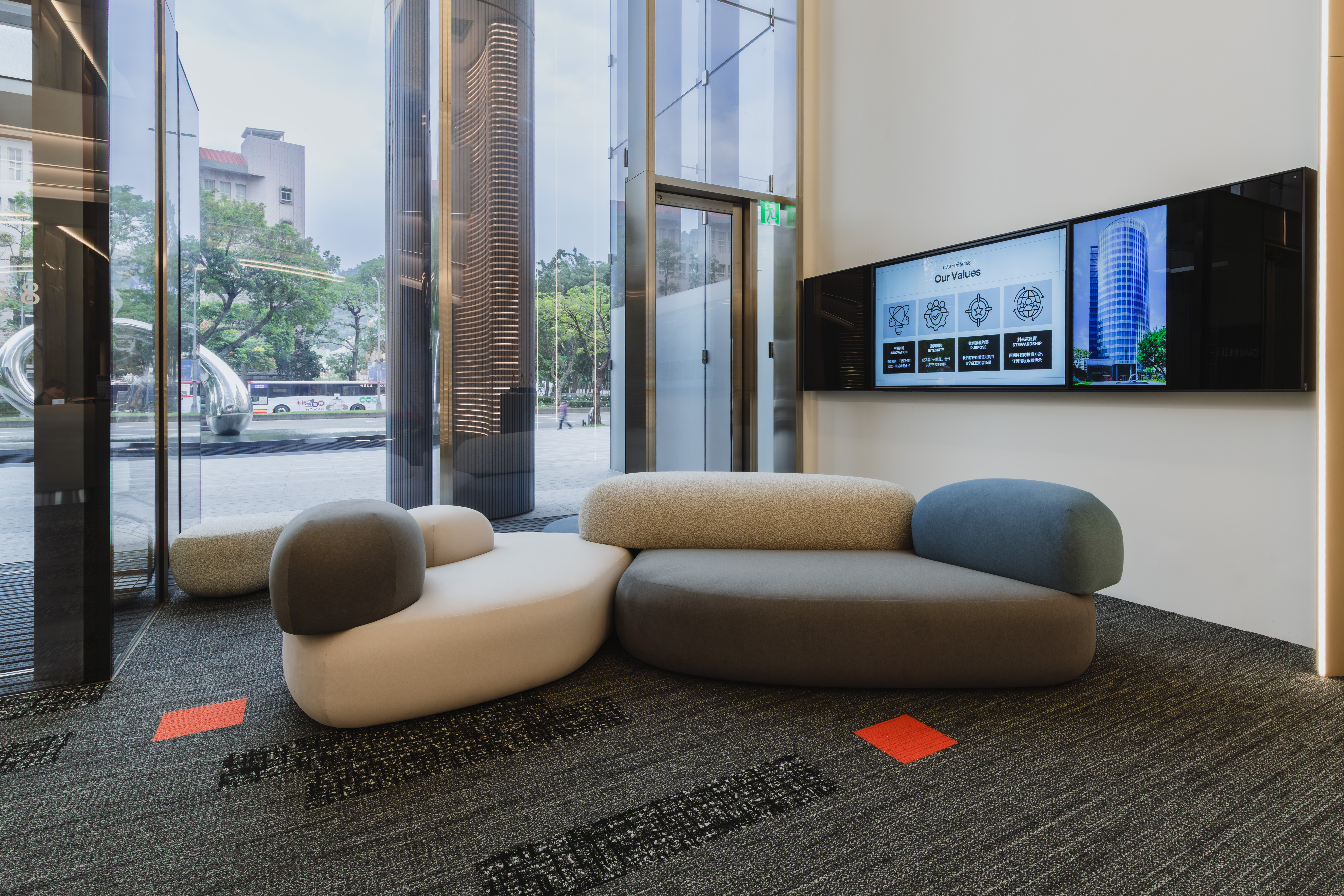 CAAM 承德 168 智慧大廳 — 數位看板展示 WiredScore 白金與 SmartScore 黃金雙認證